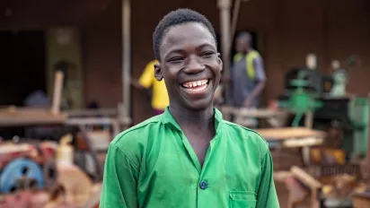 Issa, à l’atelier-école de Kayes, visiblement heureux d’apprendre le métier de son choix loin des carrières minières